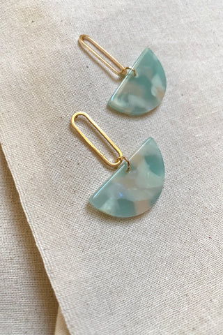 Acryl Ohrringe mit geometrischem Anhänger.