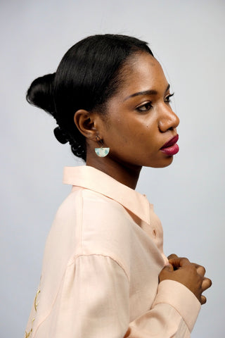 Acryl Ohrringe mit geometrischem Anhänger.