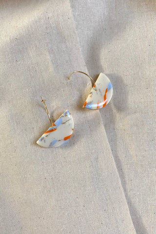 Polymer Clay Ohrringe mit geometrischem Anhänger.