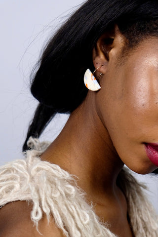 Polymer Clay Ohrringe mit geometrischem Anhänger.