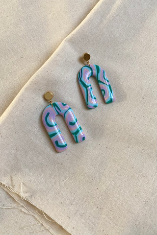 Polymer Clay Ohrringe mit Anhänger in U-Form.