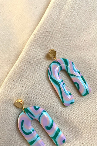 Polymer Clay Ohrringe mit Anhänger in U-Form.