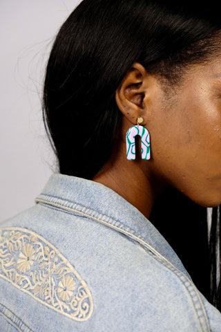 Polymer Clay Ohrringe mit Anhänger in U-Form.