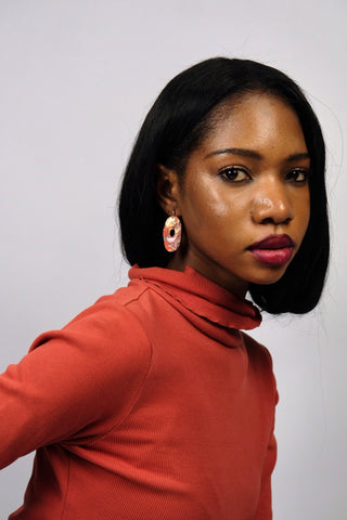 Polymer Clay Ohrringe mit ovalem Anhänger.