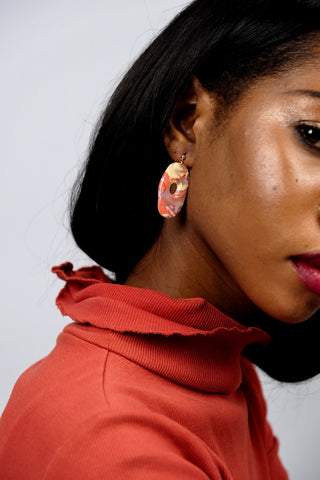 Polymer Clay Ohrringe mit ovalem Anhänger.