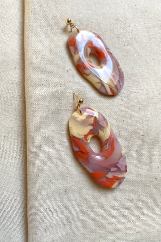 Polymer Clay Ohrringe mit ovalem Anhänger.