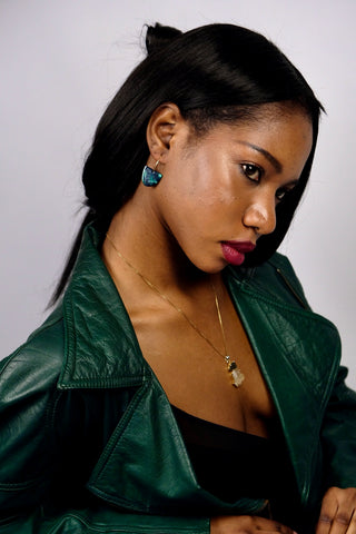 Acryl Ohrringe mit geometrischem Anhänger.