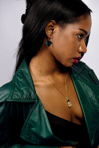 Acryl Ohrringe mit geometrischem Anhänger.