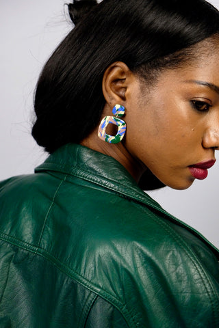 Polymer Clay Ohrringe in geometrischer Form.