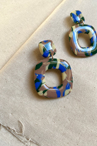 Polymer Clay Ohrringe in geometrischer Form.
