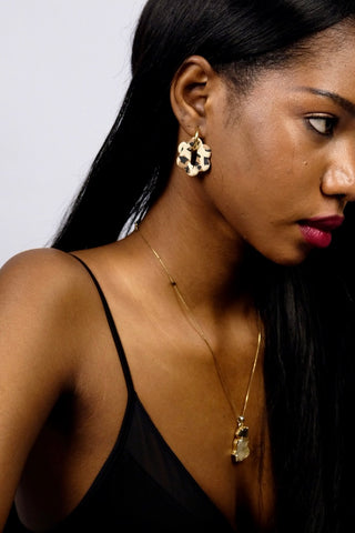 Polymer Clay Ohrringe mit Anhänger in Blumenform.