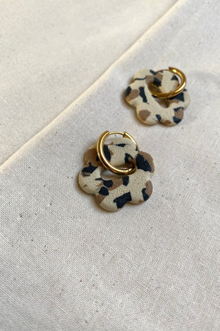 Polymer Clay Ohrringe mit Anhänger in Blumenform.