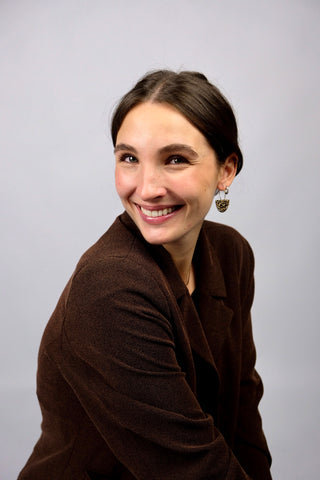 Acryl Ohrringe mit geometrischem Anhänger.