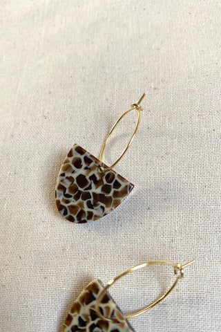 Acryl Ohrringe mit geometrischem Anhänger.