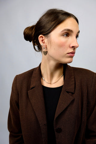 Acryl Ohrringe mit geometrischem Anhänger.