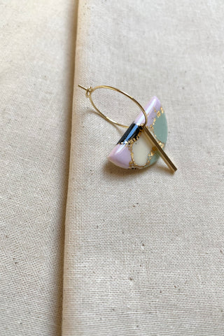 Polymer Clay Ohrringe mit geometrischem Anhänger.