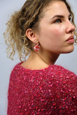 Polymer Clay Ohrringe mit Anhänger in Blumenform.