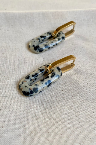Natursteinohrringe mit Dalmatiner Jaspis Anhänger.