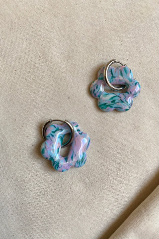 Polymer Clay Ohrringe mit Anhänger in Blumenform.