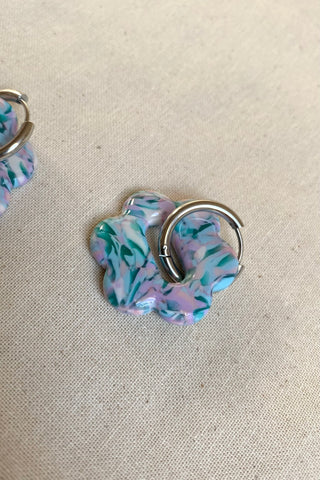 Polymer Clay Ohrringe mit Anhänger in Blumenform.