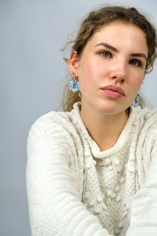 Polymer Clay Ohrringe mit Anhänger in Blumenform.