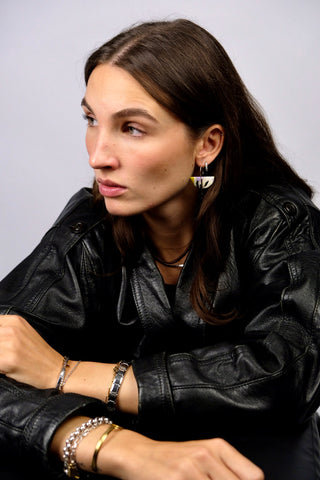 Polymer Clay Ohrringe mit geometrischem Anhänger.