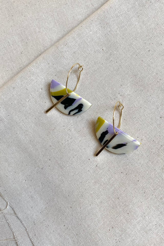 Polymer Clay Ohrringe mit geometrischem Anhänger.