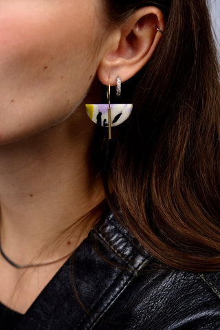 Polymer Clay Ohrringe mit geometrischem Anhänger.