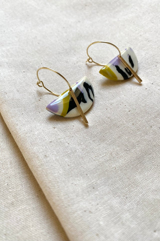 Polymer Clay Ohrringe mit geometrischem Anhänger.