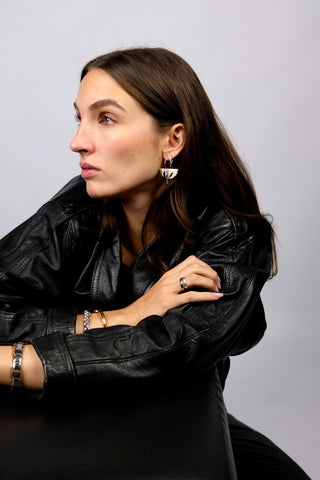 Polymer Clay Ohrringe mit geometrischem Anhänger.