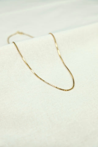 Filigrane, schlichte Gliederkette aus vergoldetem Metall (Amerikaner Gold Legierung) – schätzungsweise ca. aus den 60s oder sogar etwas älter. Eher kurz, ideal für Layering geeignet und ein absolutes Highlight