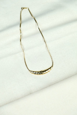 Gliederkette aus den 70s/80s mit gedrehtem Barren-Design, eher kurz, vermutlich Modeschmuck/vergoldet