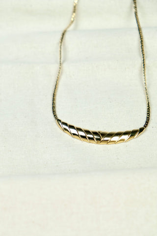 Gliederkette aus den 70s/80s mit gedrehtem Barren-Design, eher kurz, vermutlich Modeschmuck/vergoldet