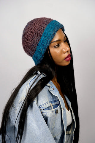 Handmade Beanie aus weichem Acryl-Garn mit tollem Farbverlauf in Mauve und Petrol.