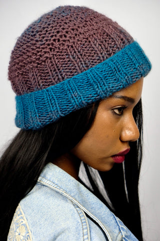 Handmade Beanie aus weichem Acryl-Garn mit tollem Farbverlauf in Mauve und Petrol.