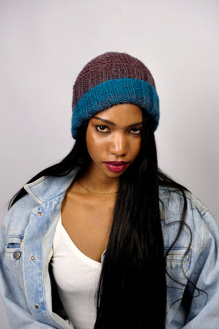 Handmade Beanie aus weichem Acryl-Garn mit tollem Farbverlauf in Mauve und Petrol.