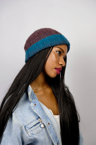 Handmade Beanie aus weichem Acryl-Garn mit tollem Farbverlauf in Mauve und Petrol.