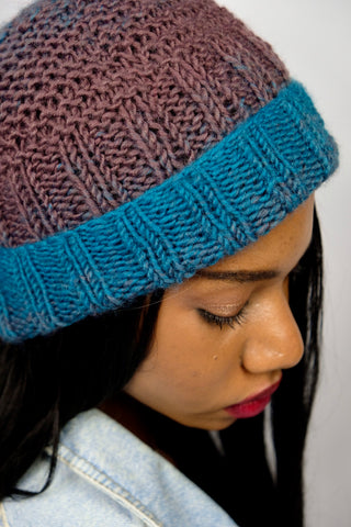 Handmade Beanie aus weichem Acryl-Garn mit tollem Farbverlauf in Mauve und Petrol.