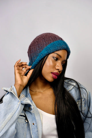 Handmade Beanie aus weichem Acryl-Garn mit tollem Farbverlauf in Mauve und Petrol.