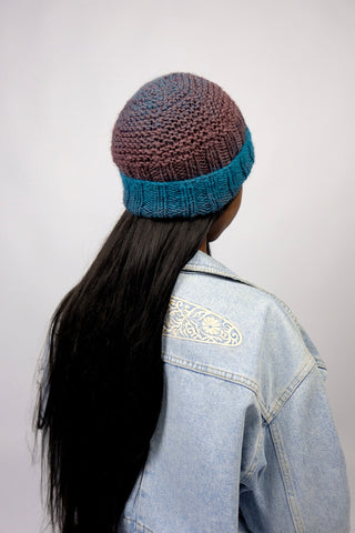 Handmade Beanie aus weichem Acryl-Garn mit tollem Farbverlauf in Mauve und Petrol.