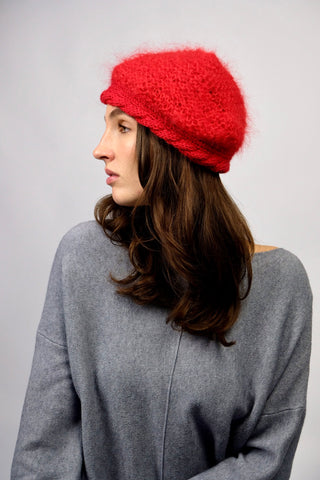Handmade Barett/Baskenmütze aus hochwertigem Garn (Mohair, Viskose, Schurwolle) in Rot. Mit schönem Zopfstrickbündchen.