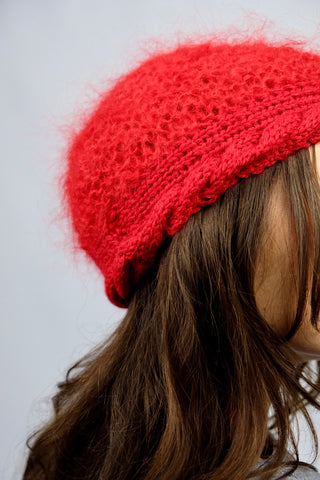 Handmade Barett/Baskenmütze aus hochwertigem Garn (Mohair, Viskose, Schurwolle) in Rot. Mit schönem Zopfstrickbündchen.