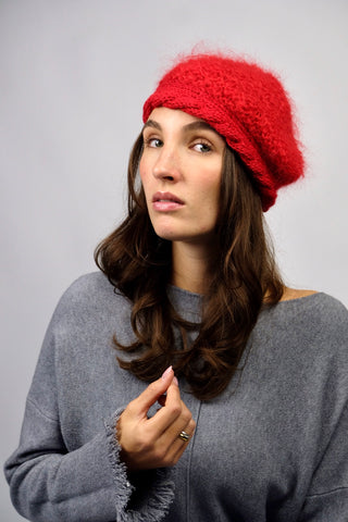 Handmade Barett/Baskenmütze aus hochwertigem Garn (Mohair, Viskose, Schurwolle) in Rot. Mit schönem Zopfstrickbündchen.