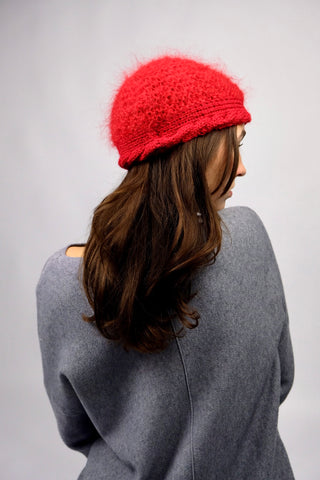 Handmade Barett/Baskenmütze aus hochwertigem Garn (Mohair, Viskose, Schurwolle) in Rot. Mit schönem Zopfstrickbündchen.
