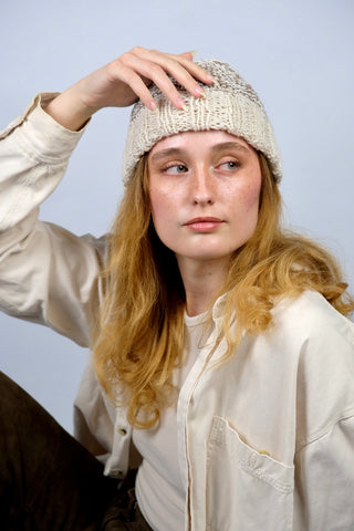 Handmade Beanie aus Creme und Braun meliertem Bändchengarn mit grob gestricktem Bündchen in Creme/Beige.