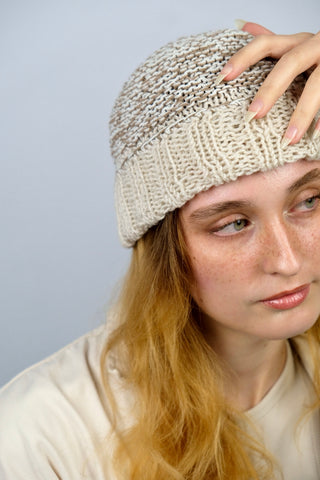 Handmade Beanie aus Creme und Braun meliertem Bändchengarn mit grob gestricktem Bündchen in Creme/Beige.