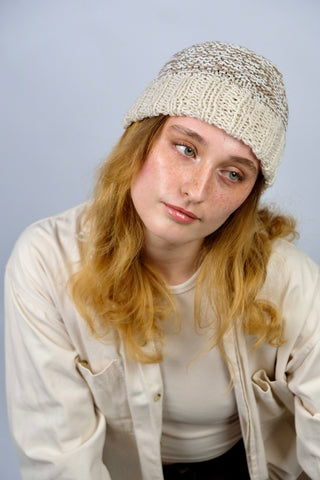 Handmade Beanie aus Creme und Braun meliertem Bändchengarn mit grob gestricktem Bündchen in Creme/Beige.