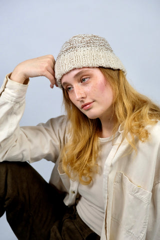 Handmade Beanie aus Creme und Braun meliertem Bändchengarn mit grob gestricktem Bündchen in Creme/Beige.