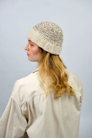 Handmade Beanie aus Creme und Braun meliertem Bändchengarn mit grob gestricktem Bündchen in Creme/Beige.