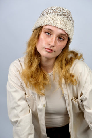 Handmade Beanie aus Creme und Braun meliertem Bändchengarn mit grob gestricktem Bündchen in Creme/Beige.